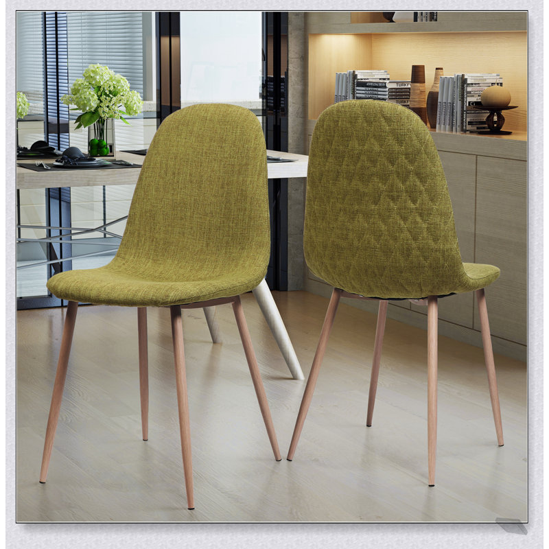 Chaise de salle à manger moderne avec dossier incurvé, pieds fuselés et conception écologique pour plus de confort et de style