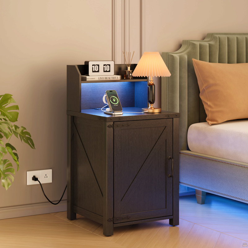 Table de chevet avec station de charge, table de bout de ferme de 18 pouces avec porte de grange et tablette de rangement réglable