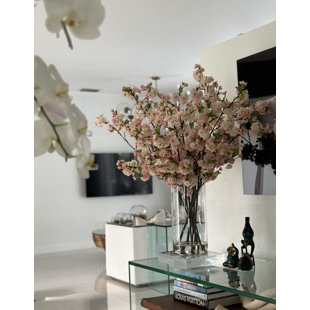 Fleurs de cerisier dans un cylindre de verre de 16 po