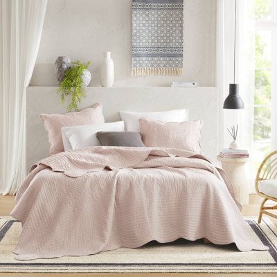 Tuscany Scalloped Edge Quilt Set