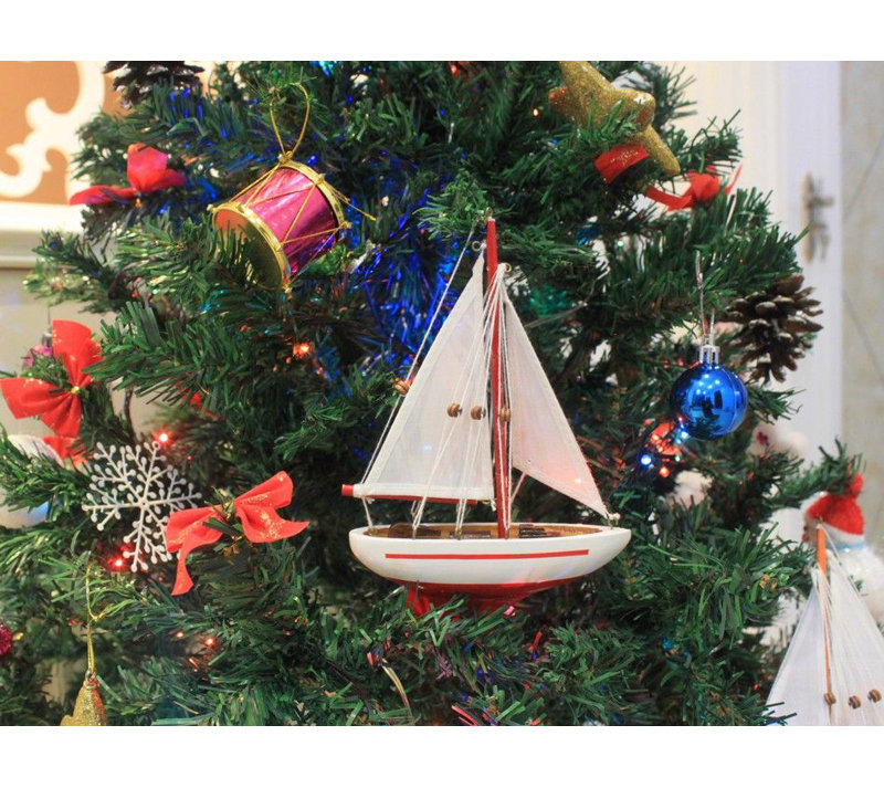 Ornement de noël en bois avec voilier