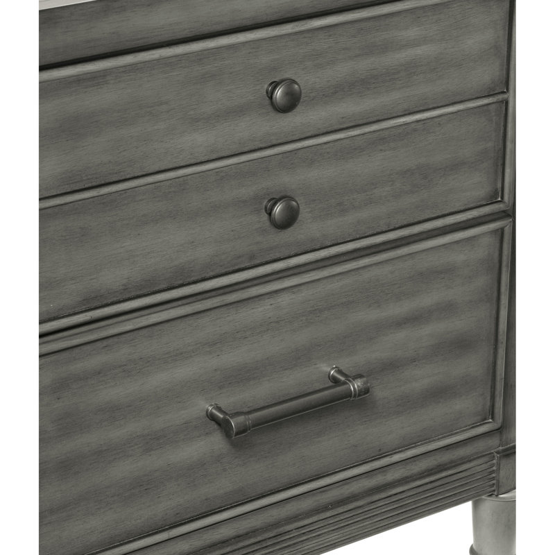 Table de chevet transitionnelle avec poignées en bronze foncé en gris pour la chambre à coucher 2 - Décor complémentaire