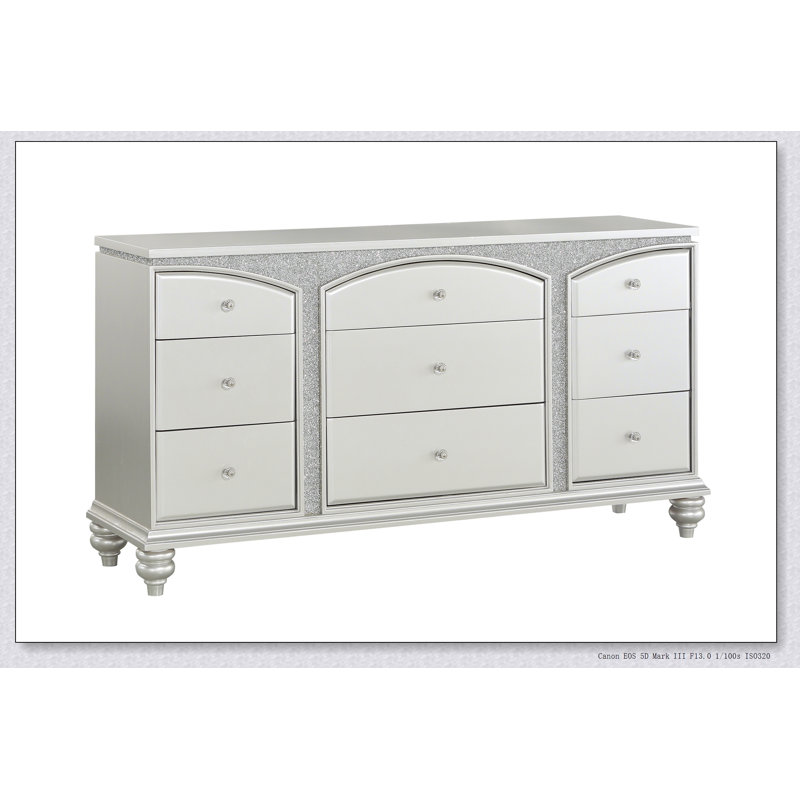Commode Maverick à finition platine avec neuf tiroirs spacieux et élégants boutons en cristal pour un rangement luxueux