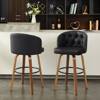 Tabouret de bar pivotant avec pieds en bois courbés, dossier capitonné et garniture cloutée