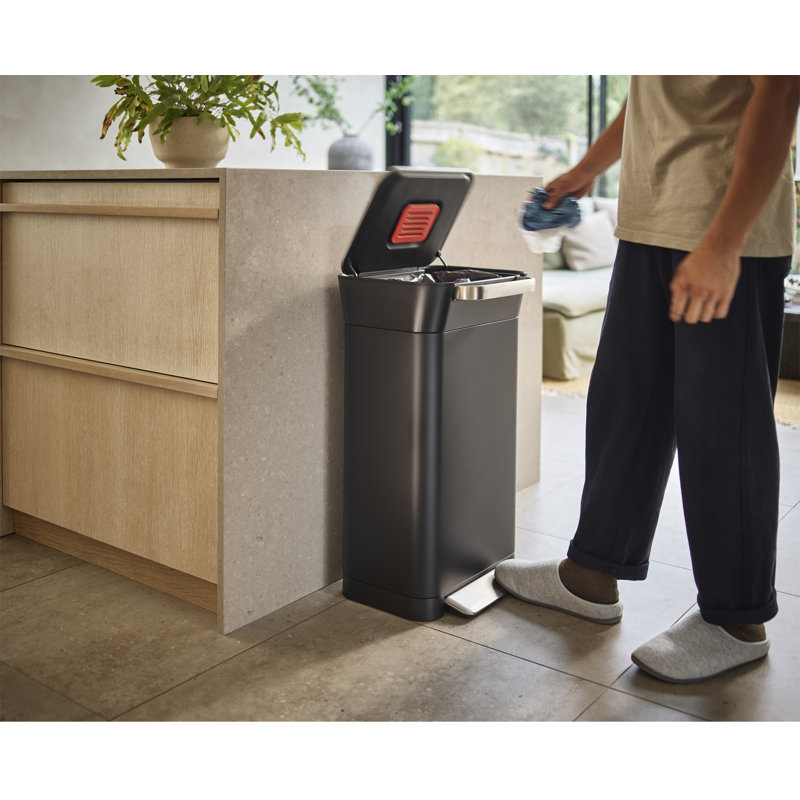 Joseph Joseph Titan Trash Compactor with Integrated Odour Control, Black, 23 Gallon