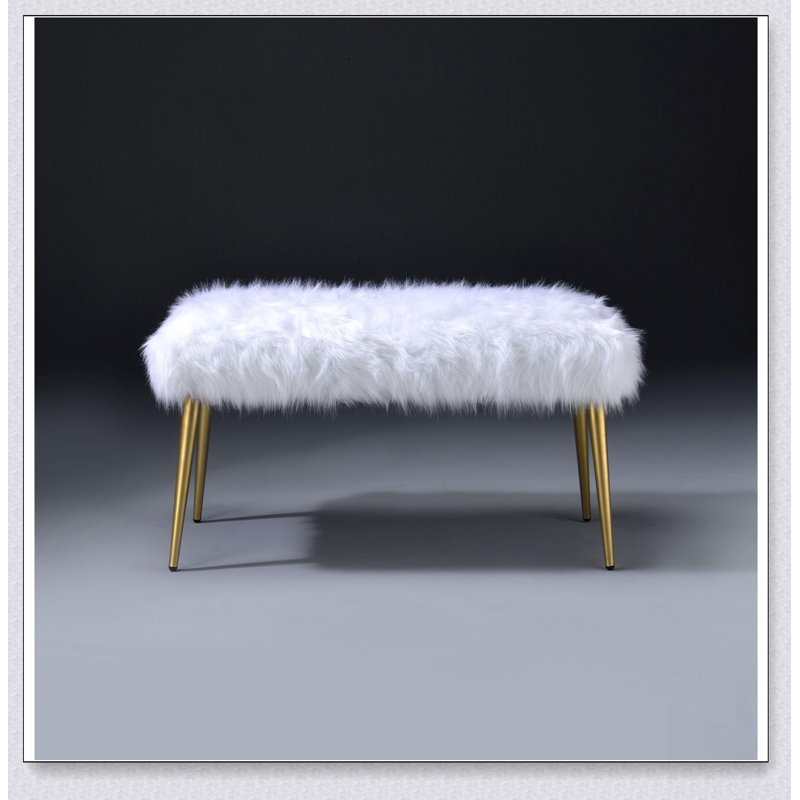 Luxueux banc en fausse fourrure avec pieds en métal doré, parfait pour une décoration intérieure élégante et des sièges confortables
