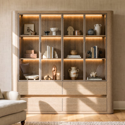 Vitrine éclairée de 77,9 po de largeur avec portes vitrées et 4 tiroirs, en bois naturel