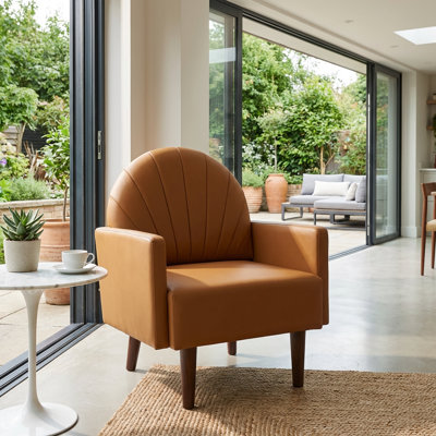Fauteuil contemporain en forme de coquillage avec coussins moelleux et pieds en bois massif