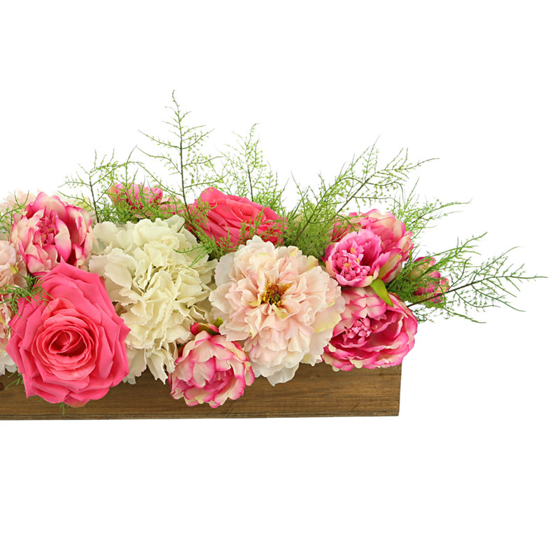 Hortensias et pivoines disposés dans un pot en bois
