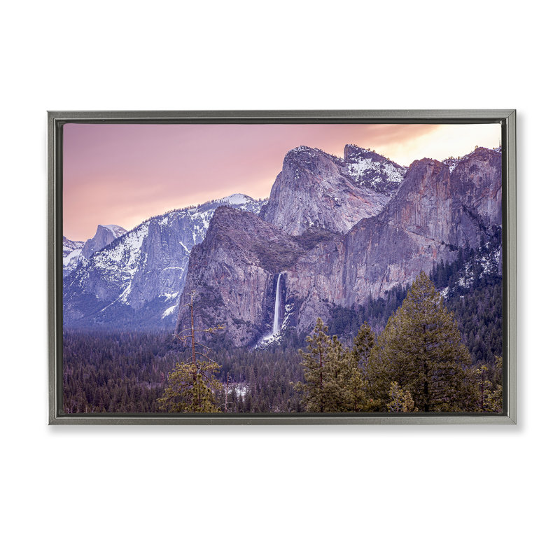 Cadre flottant Majestic Mountain Waterfall Sunset, design par Shelley Carlisle, Cadre flottant gris lustré, H 21 po x l 31 po