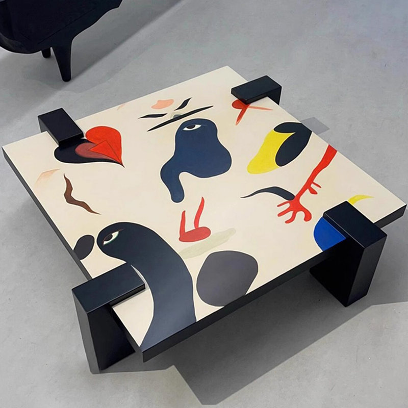 Table basse style graffiti de style médiéval, H 14 po x L 31,5 po x l 31,5 po