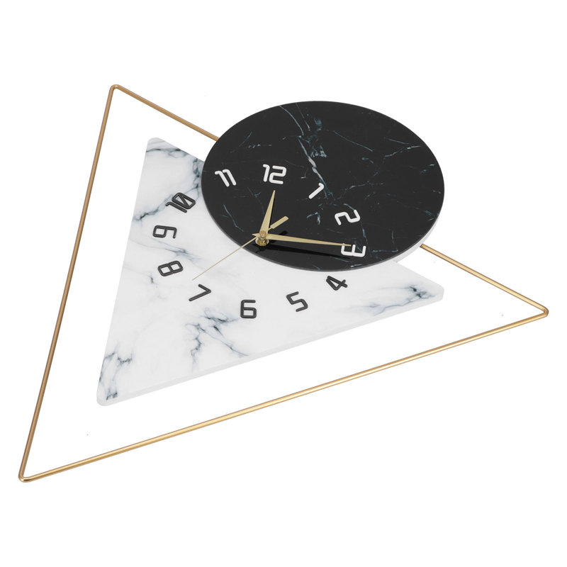 Horloge murale de style nordique, moderne et épurée, idéale pour décorer un salon ou un hôtel.