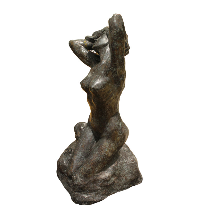 Femme Henriques posant une statue de Rodin nu
