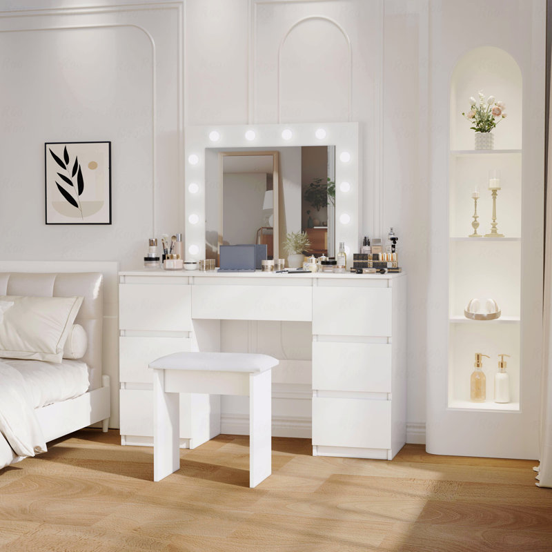 Grandes tables de coiffeuse blanches avec miroir et lumière