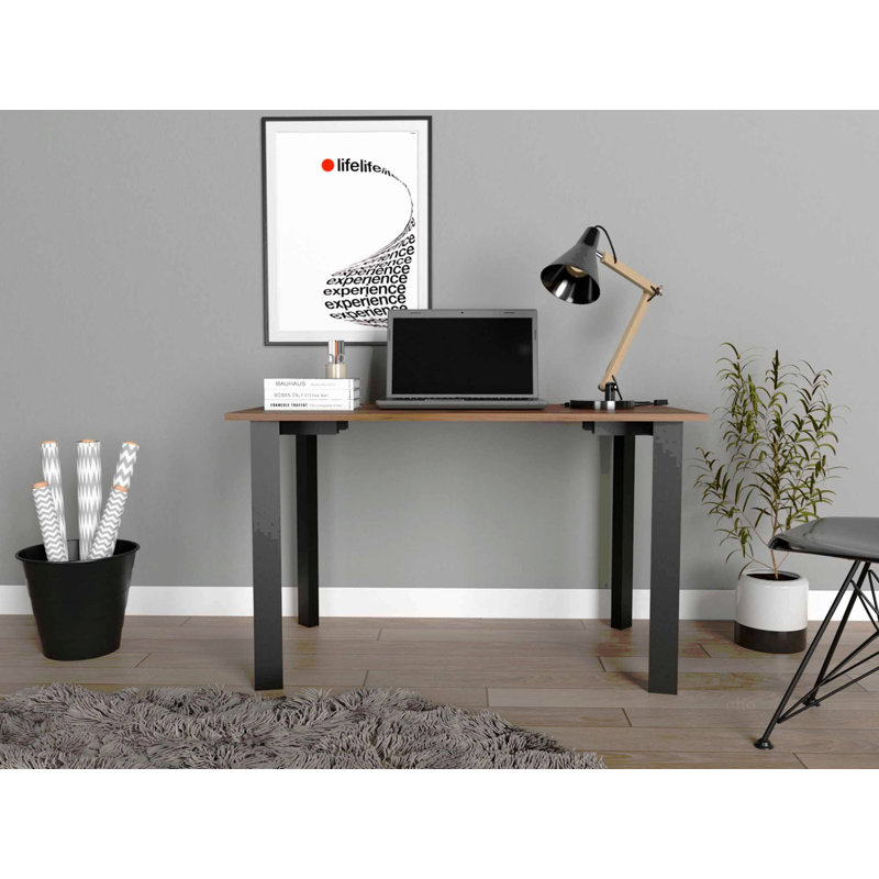 Bureau d'écriture rectangulaire avec pieds en acier