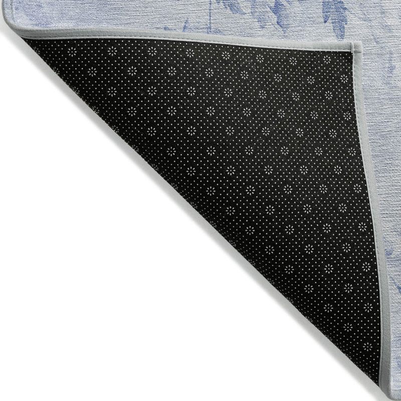 Tapis intérieur / extérieur lavable floral bleu ciel et bleu denim HomeRoots 5 pi x 8 pi