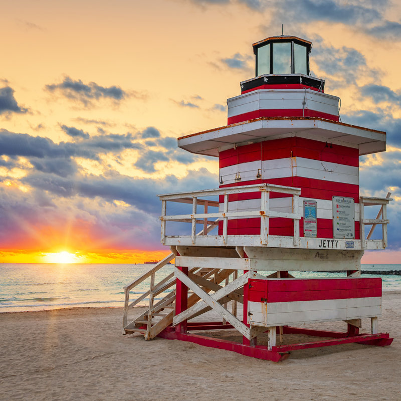 «Sunrise with Lifeguard Tower» - Photographie sur toile tendue, H 12 po x l 12 po