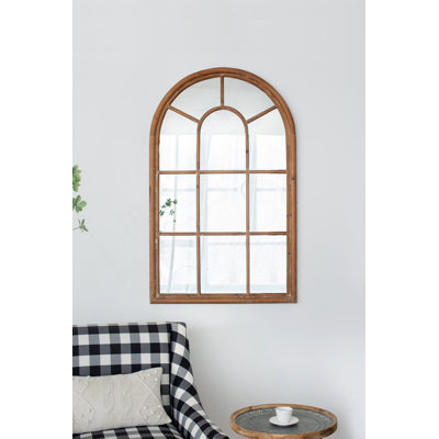 Grand miroir d'appoint arqué avec cadre brun décoratif, style d'architecture classique pour un décor intérieur élégant