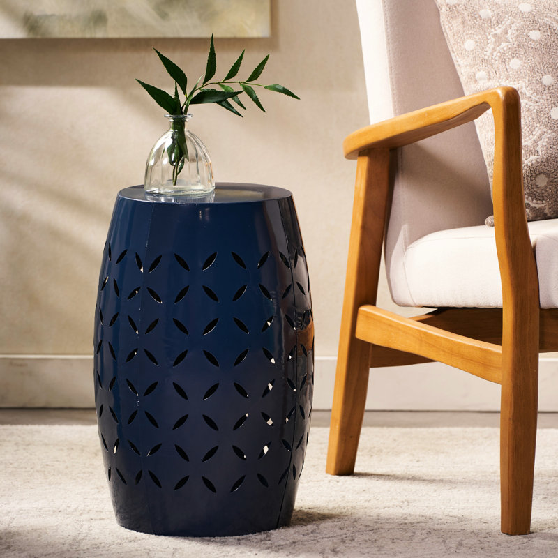 Table d'appoint de jardin en fer forgé bleu foncé ajouré, 30,3 cm x 30,3 cm x 45,8 cm, élégante et prête à monter.