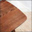 Table basse robuste en bois de chêne massif, finition naturelle, parfaite pour les salons modernes et traditionnels, durable et élégante.
