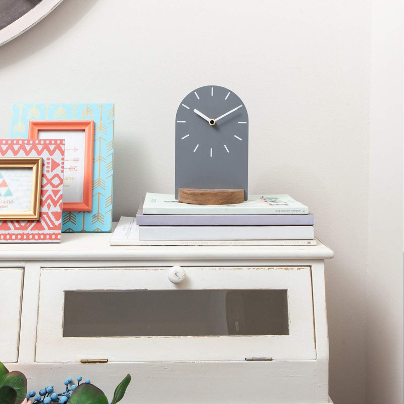 Horloge de table une pièce en tôle de fer avec base en bois, horloge de bureau sans pile, gris