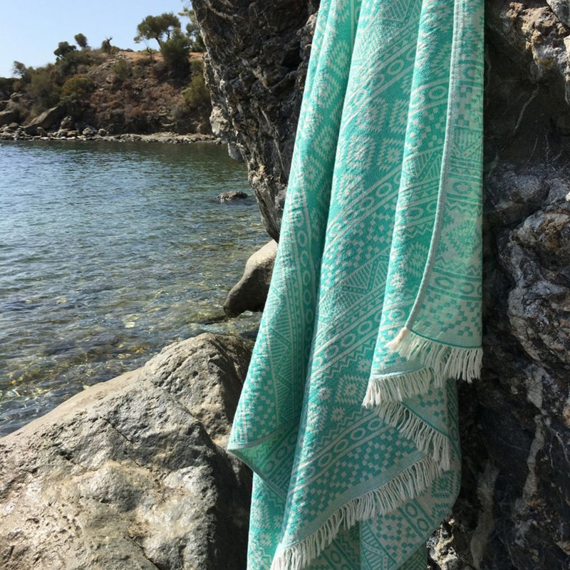 Serviette de plage douce 100% coton, 35,4 x 66,9 pouces | Très absorbant, lavable à la machine à 86-104 ° F | Élégant motif de tapis vert | Parfait pour la plage, la piscine ou le spa - léger et à séchage rapide