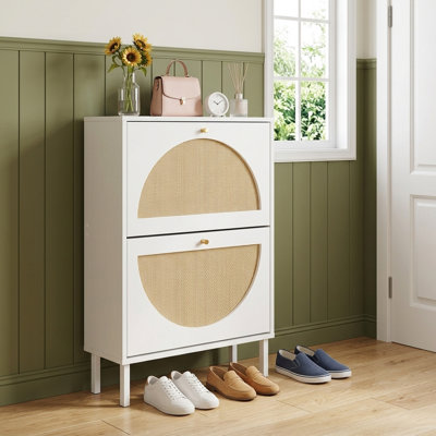 Armoire à chaussures blanche avec portes en rotin d'ingénierie, base en métal, poignées dorées et conception autoportante