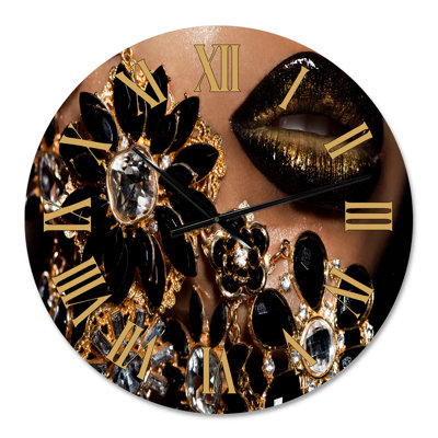 Femme avec lèvres dorées - horloge murale moderne