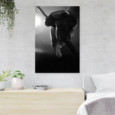 Photographie en niveaux de gris d'une femme qui danse un mât - reproduction d'art graphique sur toile tendue