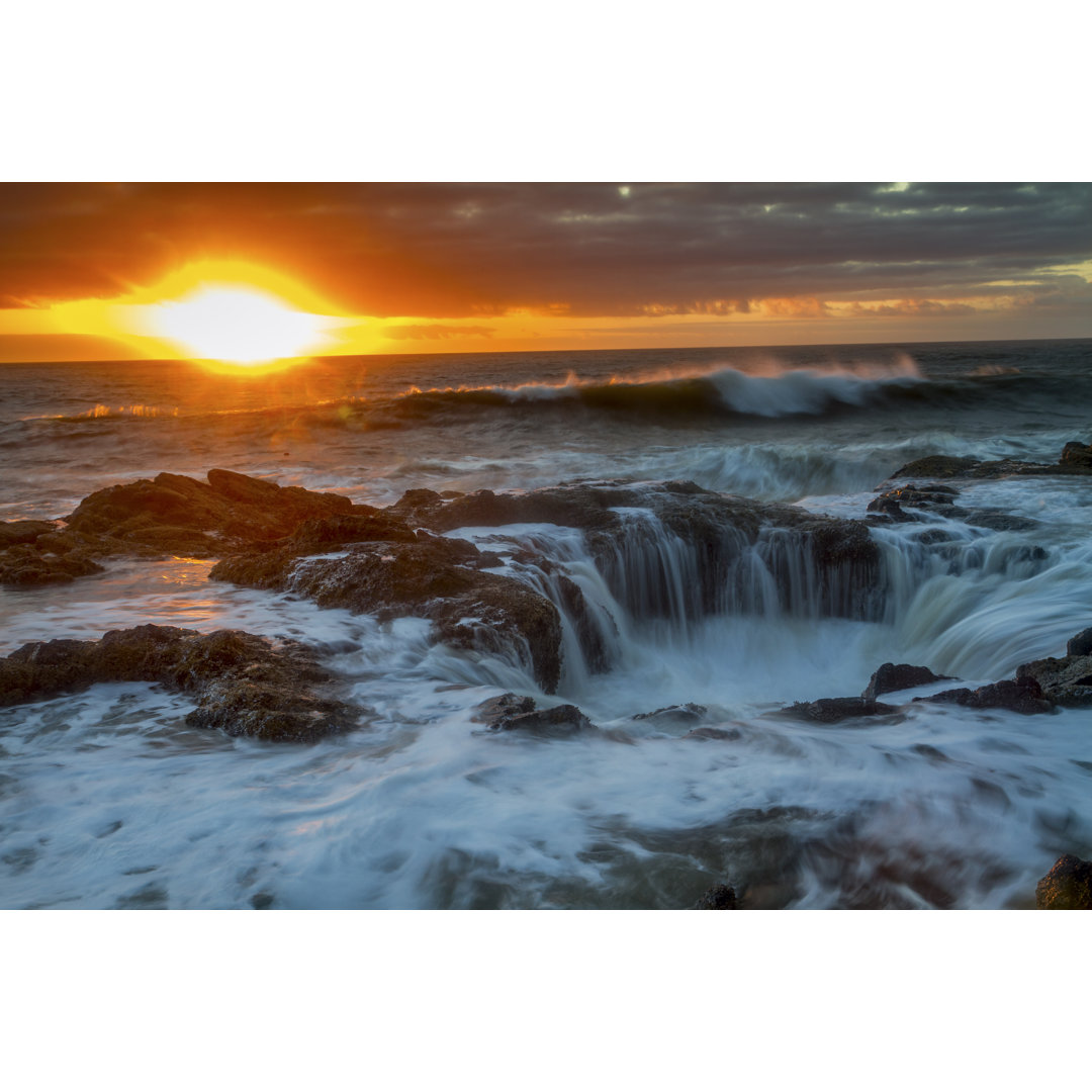 Leinwandbild Waves Crashing At Sunset von Spondylolithesis