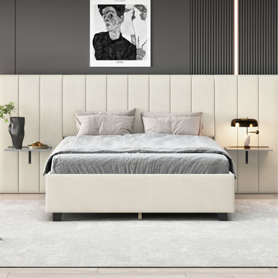 Confortable grand lit tapissier avec tissu beige et grande plateforme de tête de lit pour une atmosphère de chambre à coucher sereine
