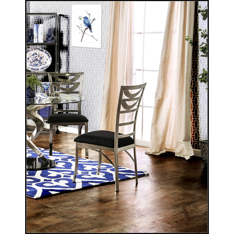 Chaises de salle à manger contemporaines en métal argenté 2 pièces avec siège en microfibre noire et dossier en échelle, durables et élégantes pour les salles à manger modernes.