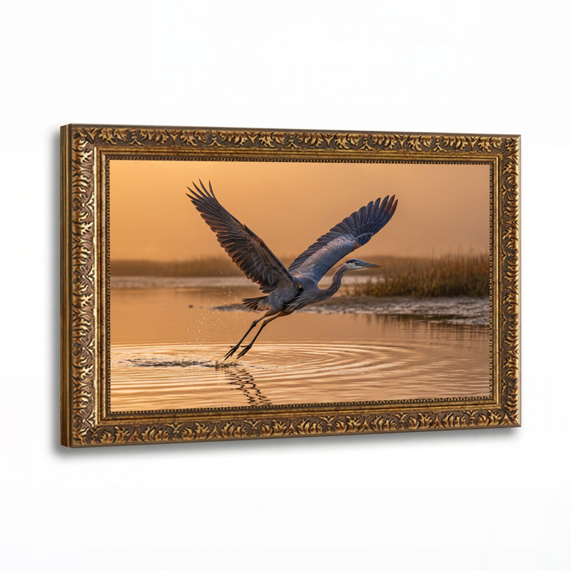 Grand héron bleu prenant son envol au-dessus de l'eau dorée, art mural, H 20 po x l 30 po