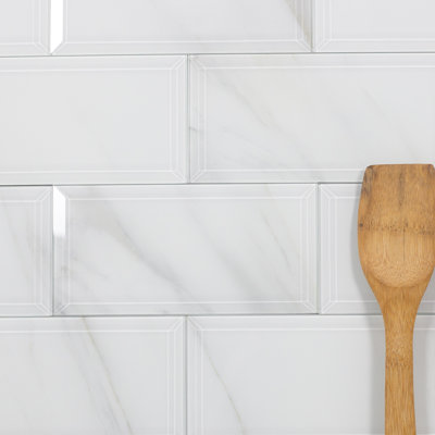 Carrelage mural décoratif de cuisine et de salle de bain en verre aspect marbre biseauté 4 po x 8 po Nature