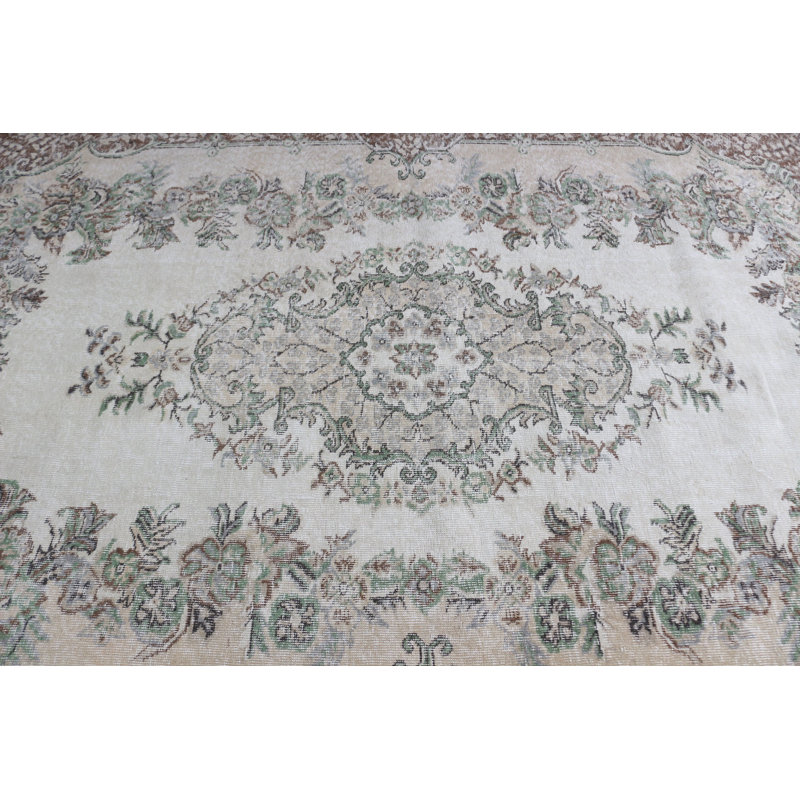 Grand tapis en laine turque beige idéal pour une chambre à coucher confortable avec des accents rétro et orientaux