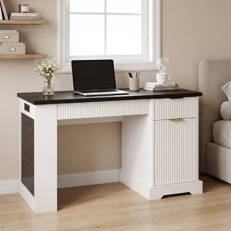 Bureau moderne de 140 cm (55 po) au design cannelé, prise de courant, panneau perforé et plateau pour clavier., Black+White
