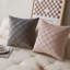 Ensemble de 2 coussins carrés crème à motif de losanges carrés (20 po x 20 po)-128394003-128394002