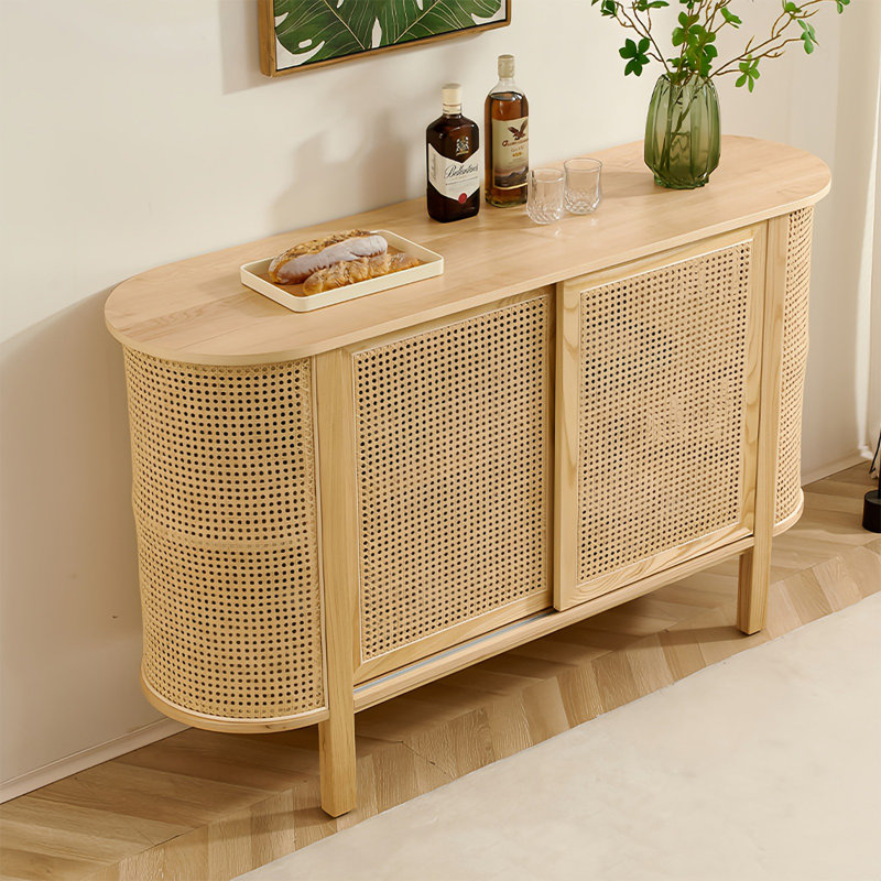 Buffet simple et moderne en rotin
