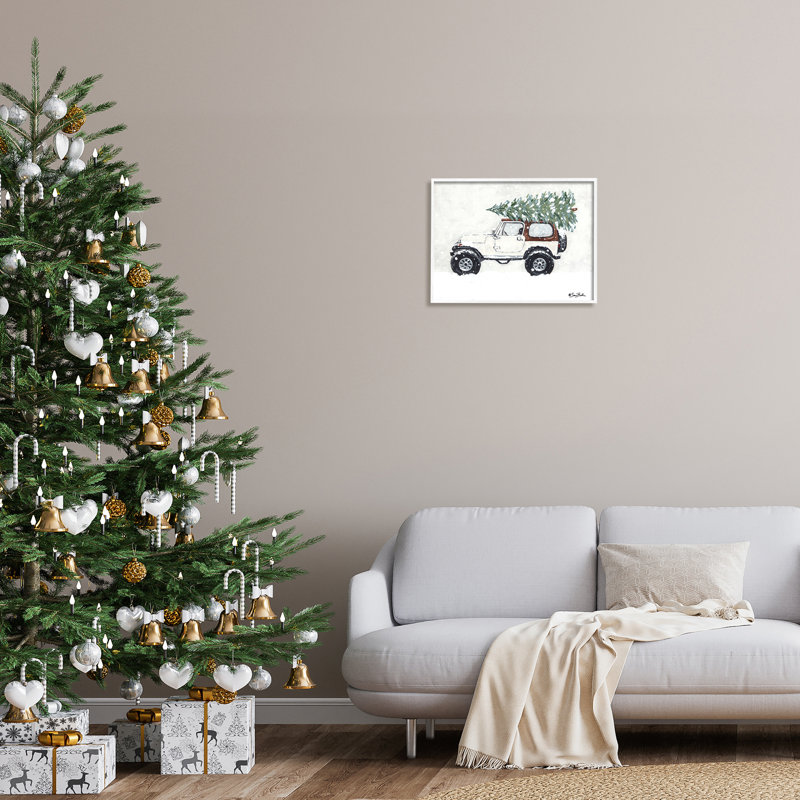 Camion blanc enneigé portant un arbre de Noël frais, estampe numérique encadrée noire par Sara Baker