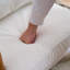 Méridienne de style moderne médiéval Coussin de siège à rembourrage doux, structure en bois massif, style polyvalent, soutien lombaire confortable, accoudoirs en chêne et revêtement blanc cassé-1422759307-1422759310