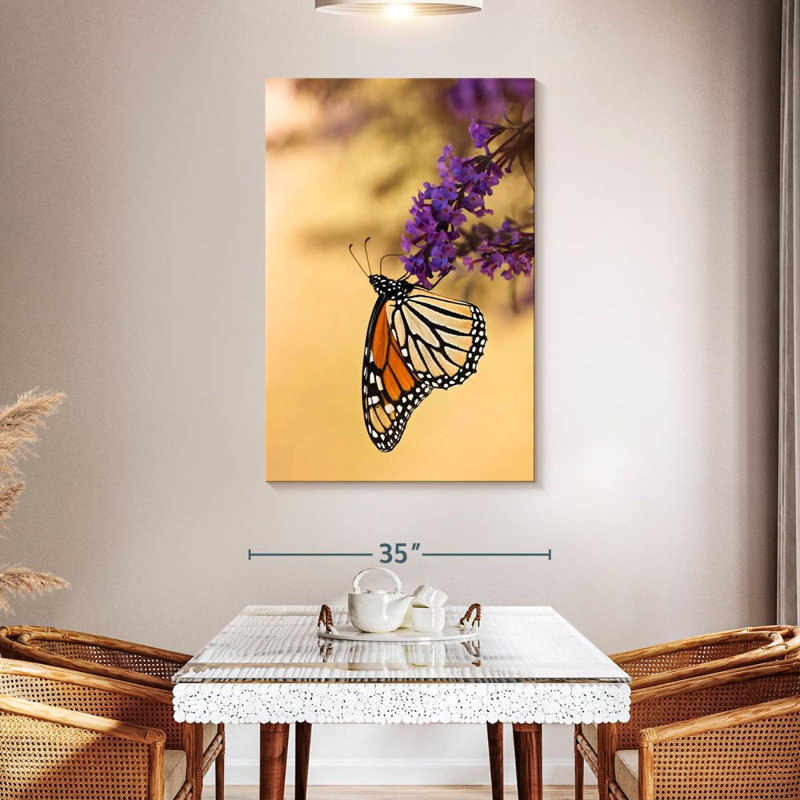 Papillon Brampt embrassant la lavande, H 48 po x l 32 po