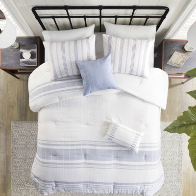 Ensemble d'édredon en coton 6 pièces. Design moderne avec rayures contrastantes. Rembourrage 100%. ,. Comprend l'édredon, la jupe de lit, les taies décoratives et les coussins décoratifs. Lavable à la machine surdimensionné. Rayures texturées