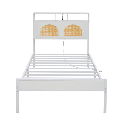 Cadre de lit simple avec tête de lit, lit plateforme avec DEL et station de charge, la tête de lit à cadre en rotin dégage un charme classique, aucun sommier nécessaire, sans bruit, facile à assembler, blanc
