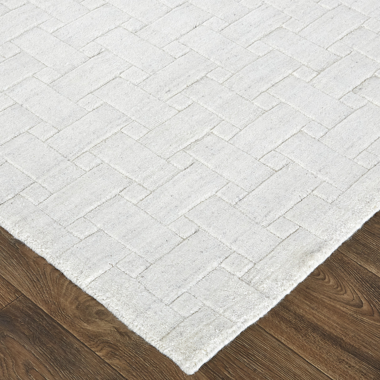 Kentoria Handmade Viscose White/Silver Rug, Rectangle 3'6" x 5'6"