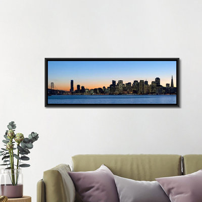 «City horizon» et un pont au crépuscule, Bay Bridge, San Francisco, Californie, États-Unis 2010 par Panoramic Images - Reproduction d'art sur toile de la galerie panoramique