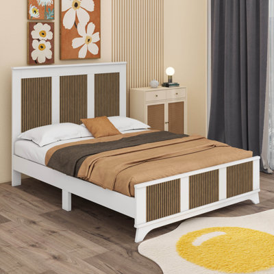 Lit plateforme Farmhouse avec décoration en bois et lattes en contreplaqué