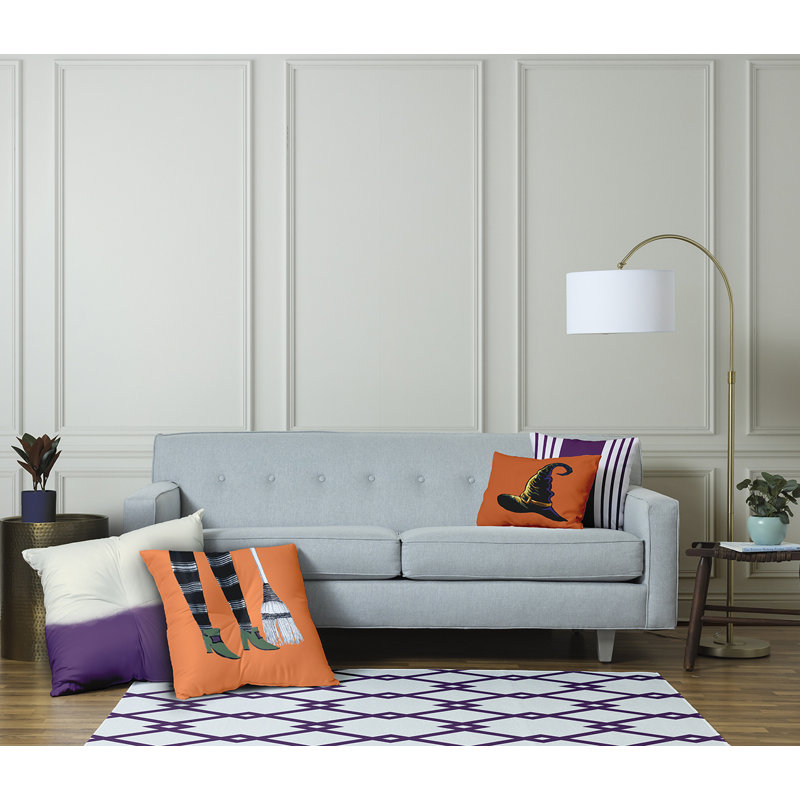 Coussin 277_Broom Lady, 30 po x 30 po