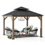 Pavillon de jardin en bois 11 po x 11 pi SUNJoy, pavillon de jardin extérieur en cèdre à toit rigide avec toit en métal à 2 niveaux, convient pour les patios, la pelouse et la cour arrière, toit brun foncé et cadre en bois foncé