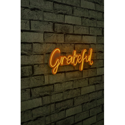 Bande lumineuse néon flexible et imperméable IP67, 14,2 x 7,1 x 0,8 pouces | Adaptateur mural 12V DC, 12,096 watts, système de suspension mural intégré | Couleur jaune vif, parfaite pour la décoration intérieure et l'éclairage de fête