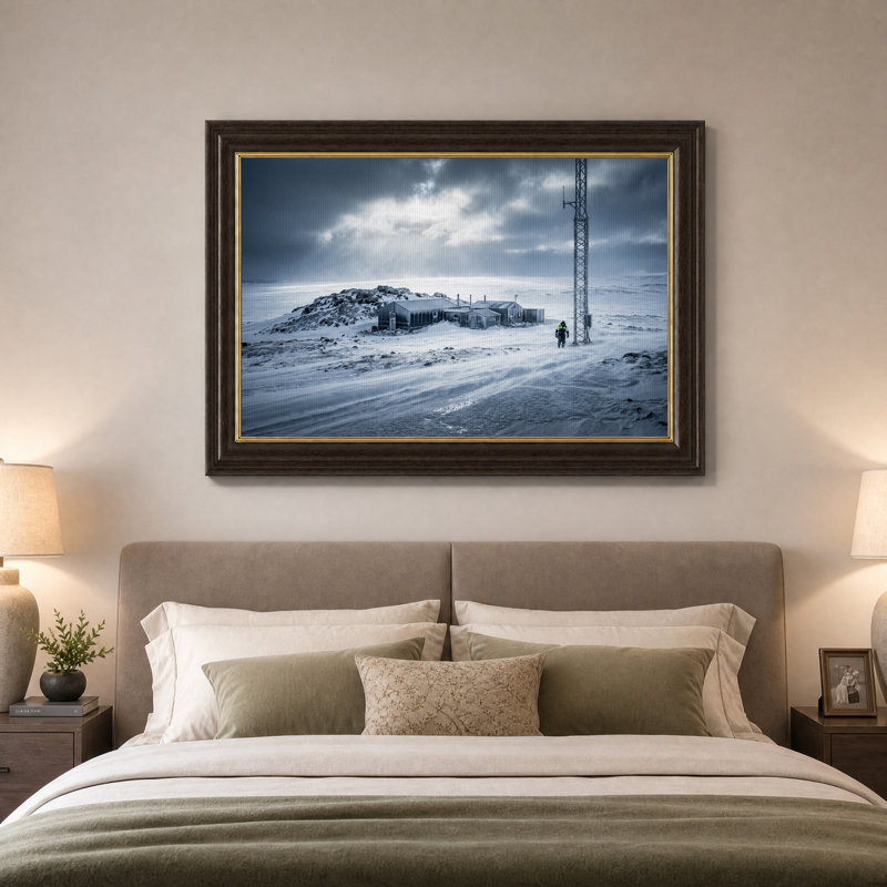 Tableau sur toile représentant une gare et une tour métalliques sous la neige., H 16 po x l 24 po